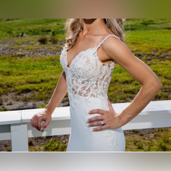 Enzoani : Mckinley : Ivory/Nude : Wedding Dress : Mermaid,train : V-Neck straps - Picture 5 of 16